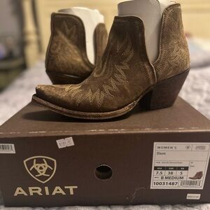 Ariat Dixon natural distressed brown Western Booties